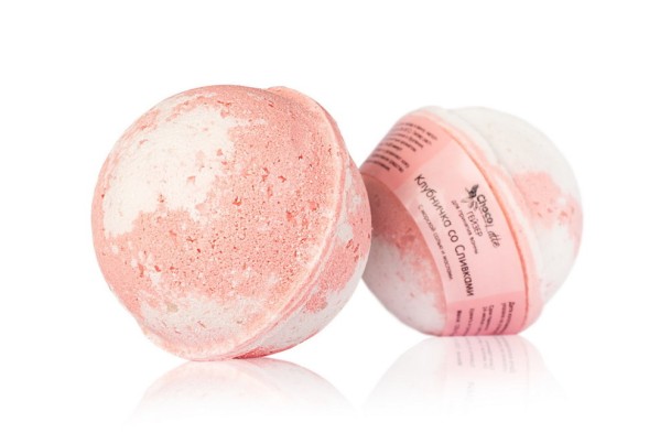 ChocoLatte Гейзер (бурлящий шар) арома для ванн КЛУБНИЧКА СО СЛИВКАМИ d 6 см, 150 гр