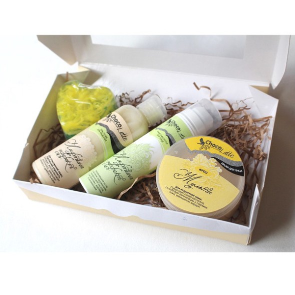 Коробка подарочная с окошком 20*12*4 см.